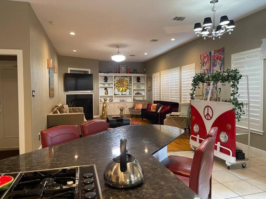 Wanderlust Villa Near Galleria Mall Хьюстон Экстерьер фото
